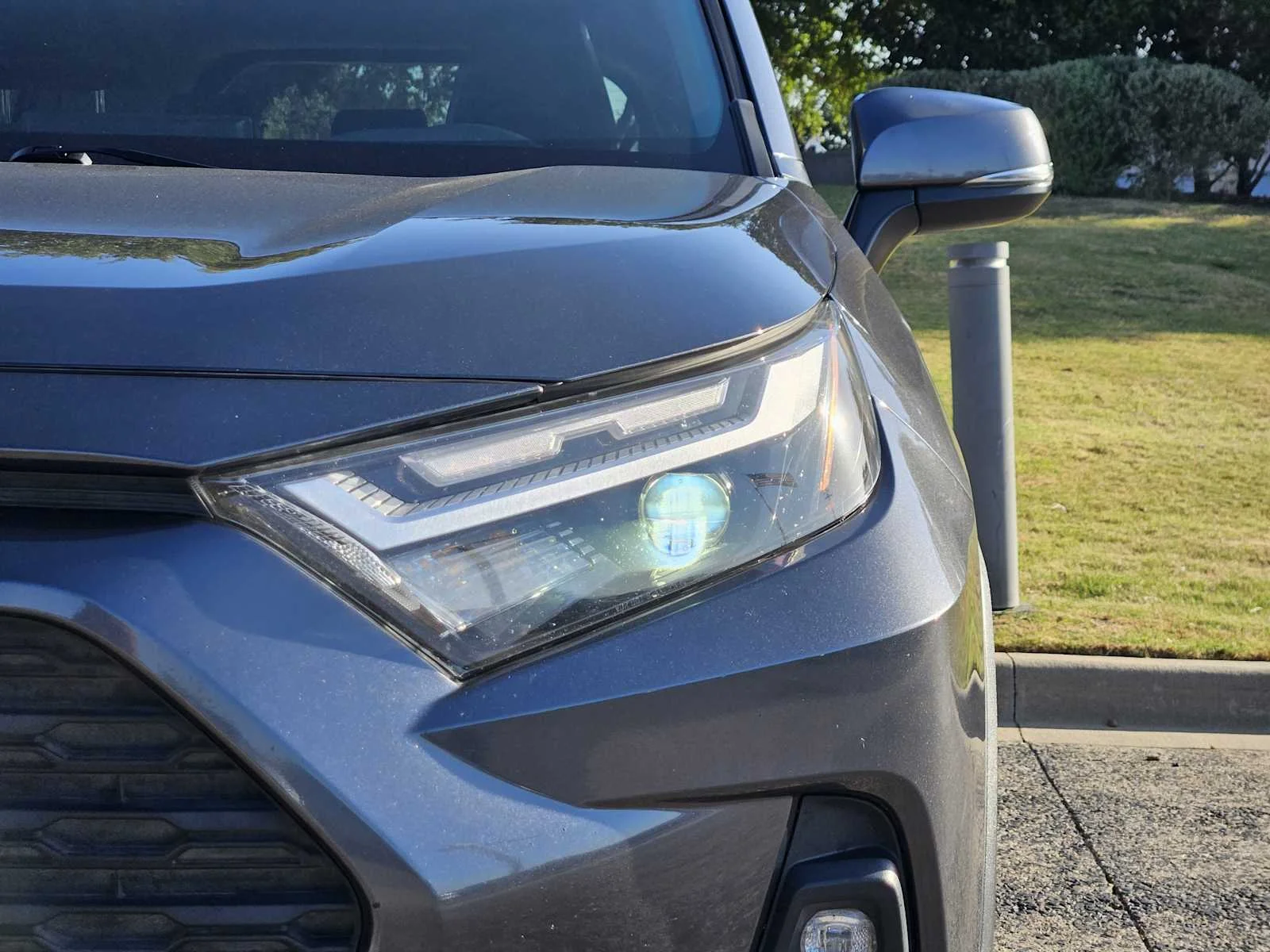 Used 2022 Magnetic Gray Metallic Toyota Hybrid XLE Premium image 6