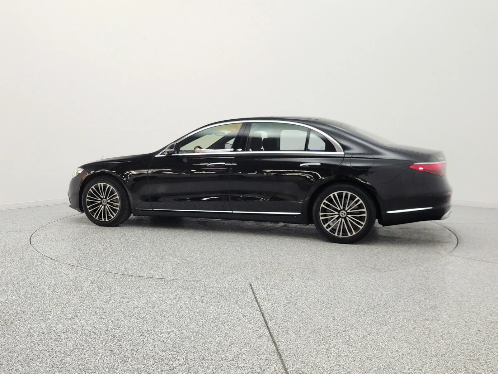 Used 2023 Obsidian Black Mercedes-Benz S 580e 4MATIC® Sedan image 8