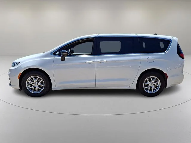 Used 2025 White Chrysler Select image 6