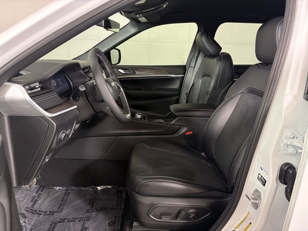 New 2026 Bright White Clear-Coat Exterior Paint Jeep Altitude image 16