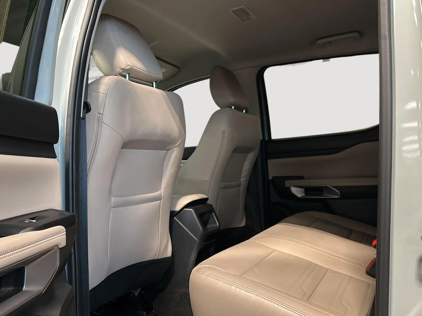 Used 2024 Cactus Gray Ford LARIAT image 28