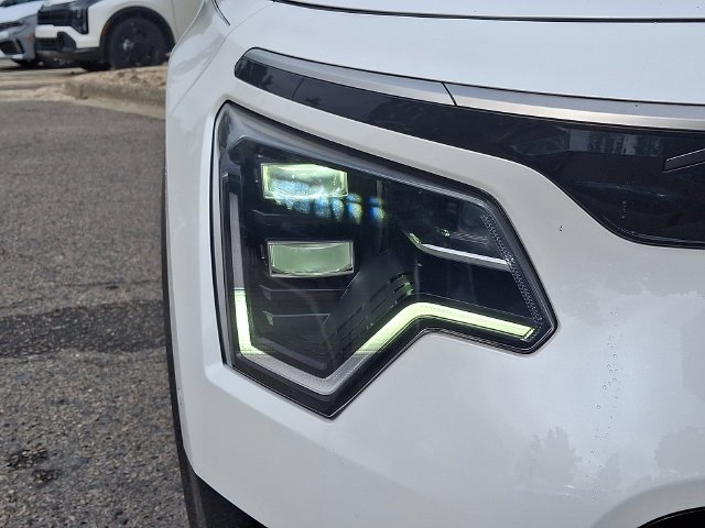 Used 2023 White Kia Wave image 11