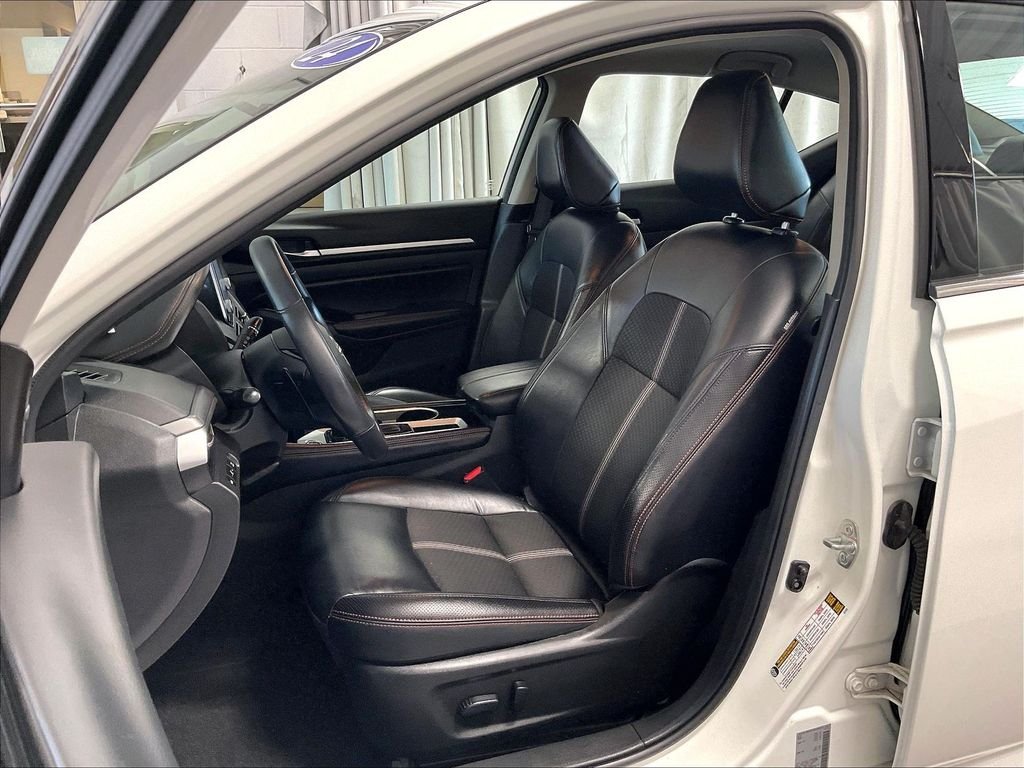 Certified Used 2024 White Nissan 2.5 SR image 10