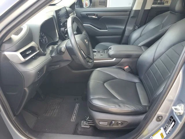 Used 2020  Toyota XLE image 24