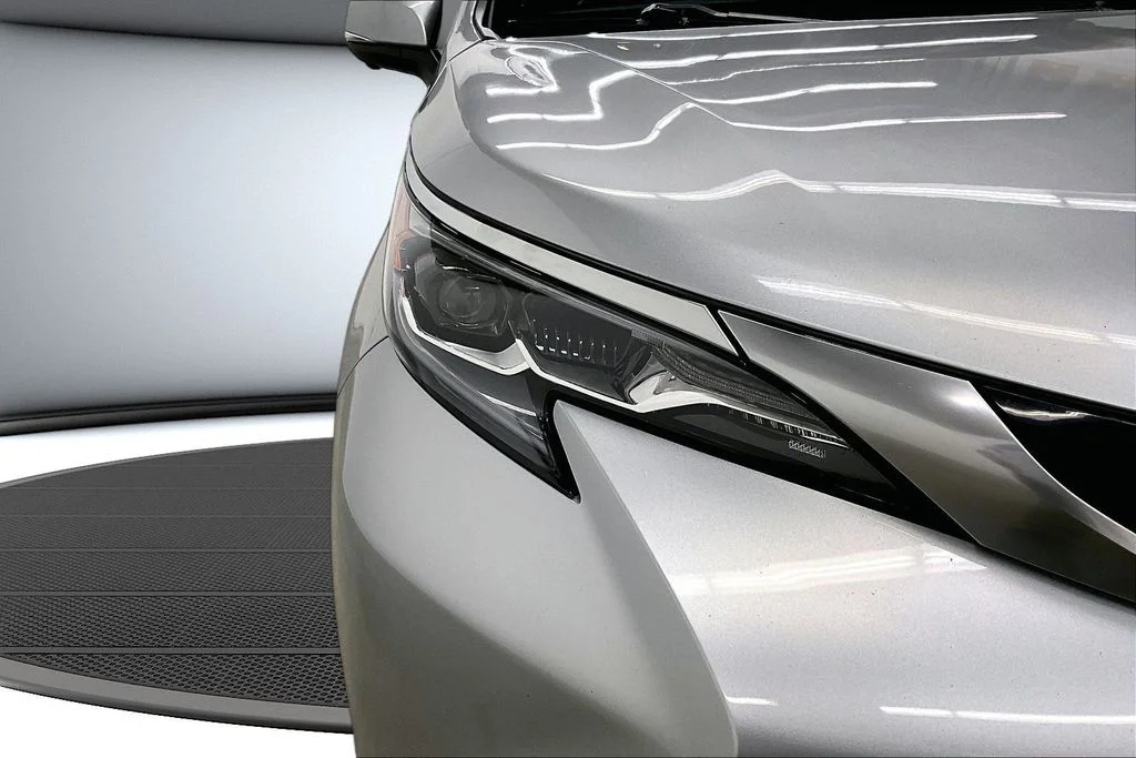 Used 2025 Silver Toyota Platinum image 31