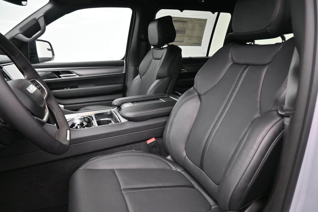 New 2026 Silver-Zynith Exterior Paint Jeep Limited Reserve image 33