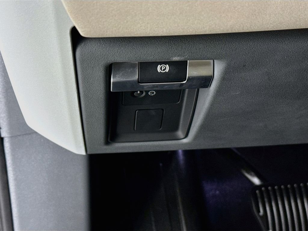 Used 2020  Land Rover First Edition image 11