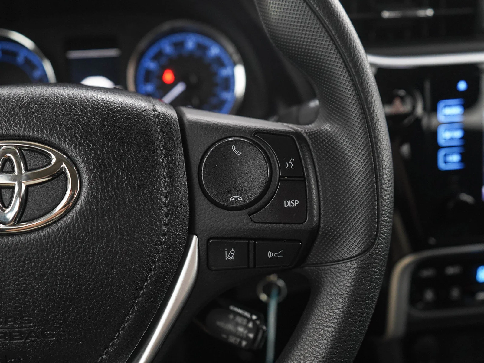 Used 2018  Toyota LE image 24