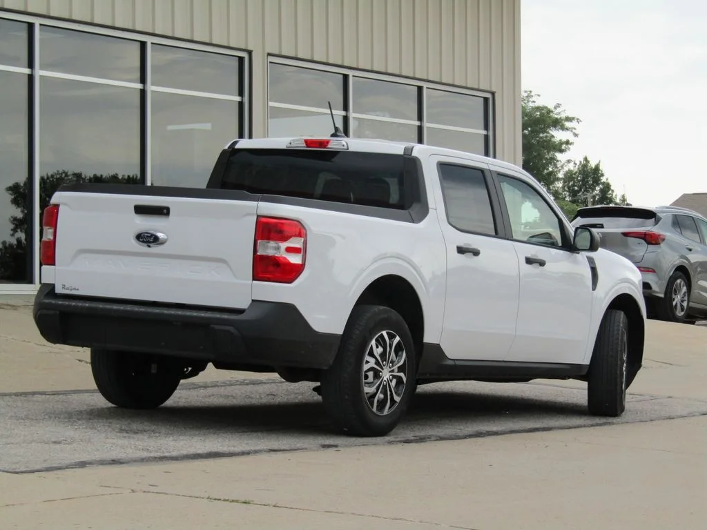 Used 2024 White Ford XL image 3