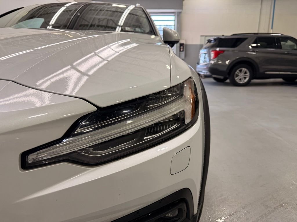 Used 2022 White Volvo  image 9