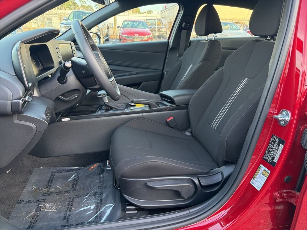 2025 Hyundai Elantra SEL - Photo 14