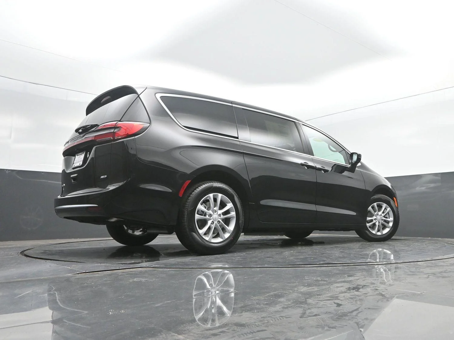 New 2027 Diamond Black Crystal Pearl-Coat Exterior Paint Chrysler Select image 35
