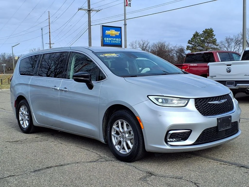 Used 2024 Silver Chrysler Touring L image 3