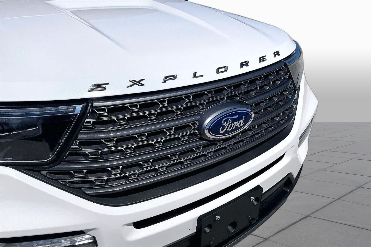 Used 2024 Star White Metallic Tri-Coat Ford XLT image 28