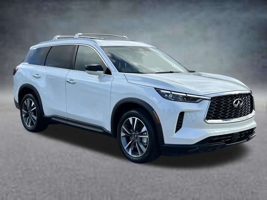 Used 2025 White INFINITI LUXE image 8