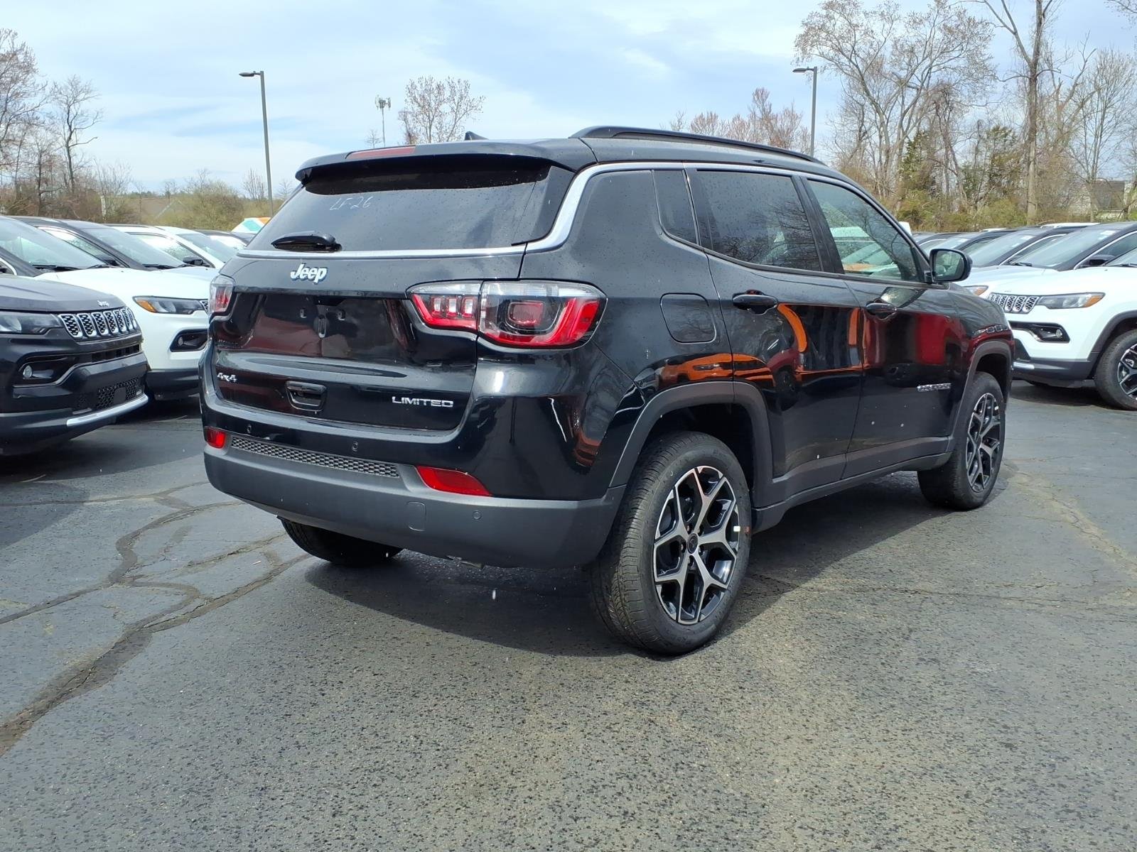 New 2026 Diamond Black Crystal Pearl-Coat Exterior Paint Jeep Limited image 3