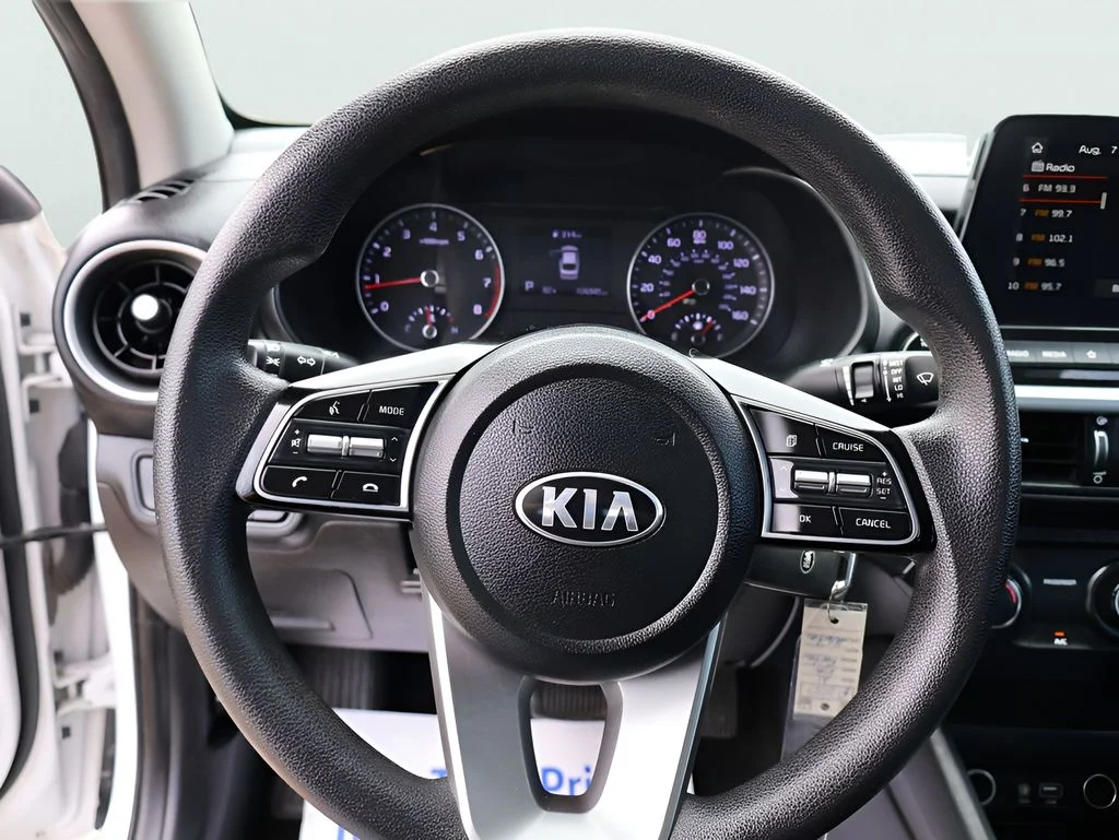 Used 2021 White Kia LXS image 25