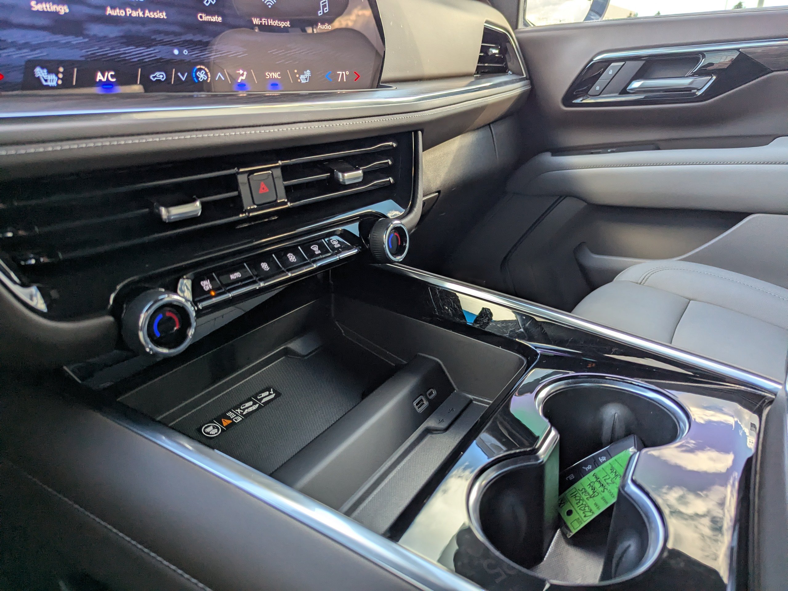 2025 Chevrolet Suburban Z71 - Photo 28