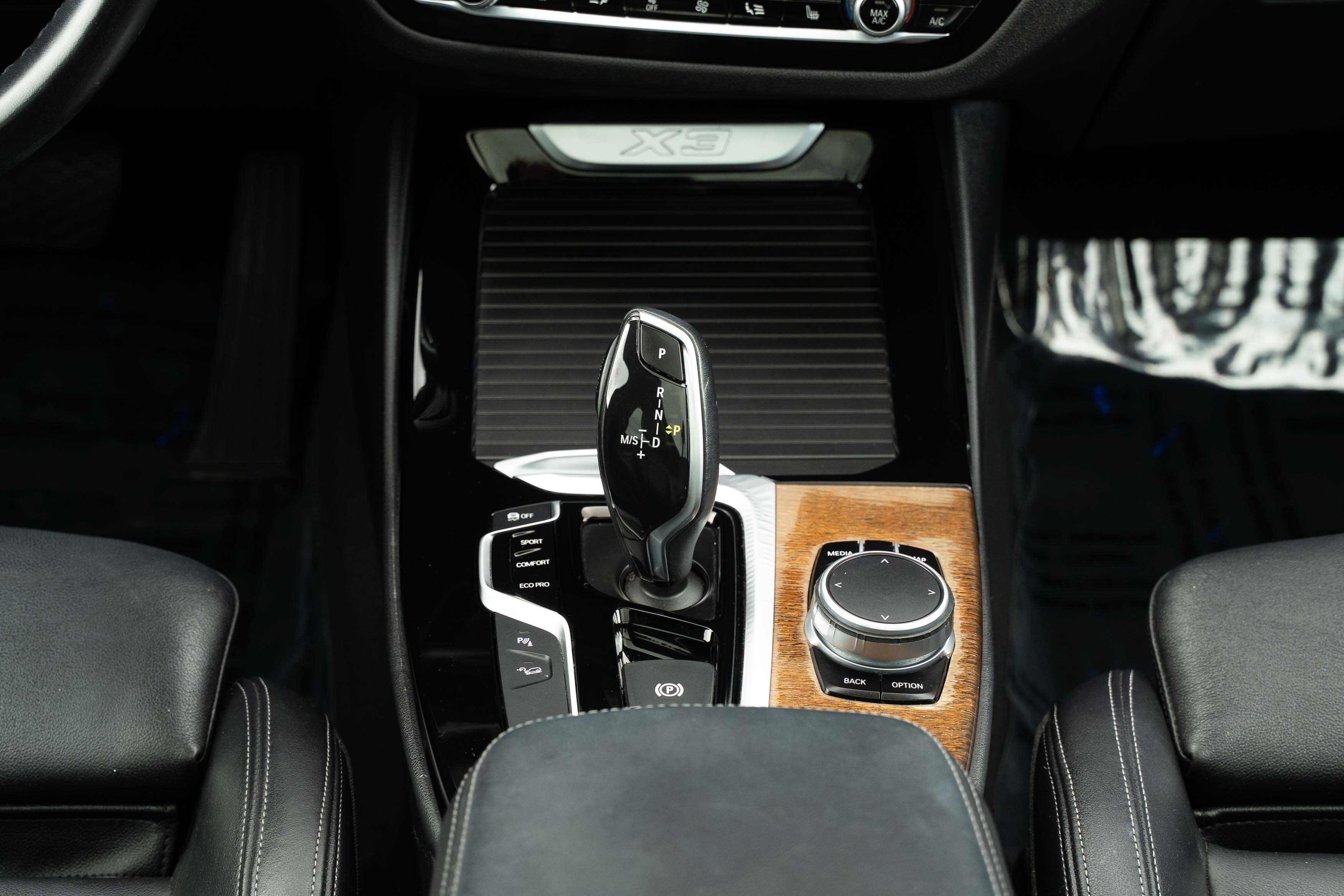 Used 2018 Black Sapphire Metallic BMW xDrive30i image 11