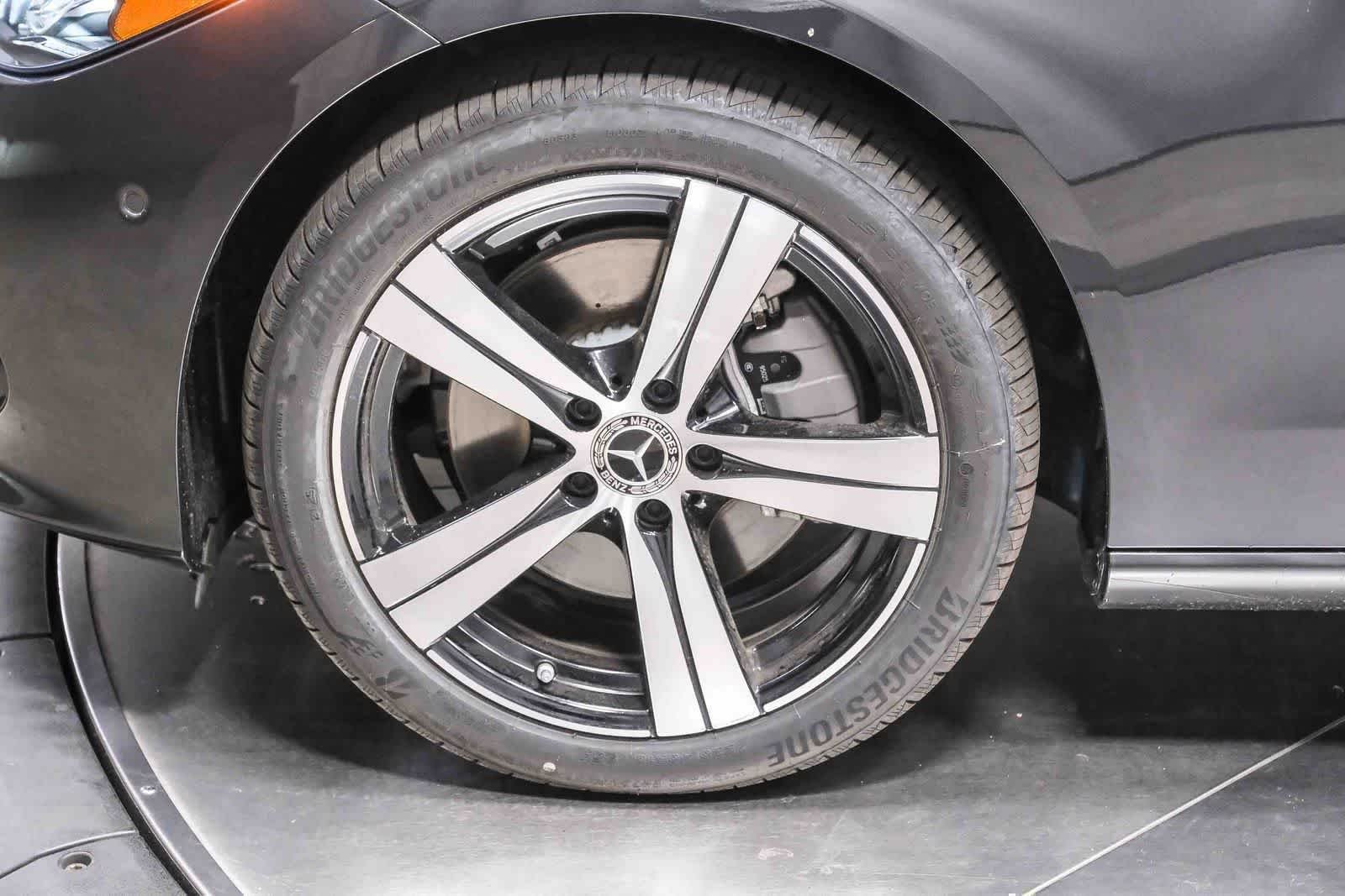 Nuevo Mercedes-Benz C 300 2026 en color gris grafito metalizado, imagen 10.
