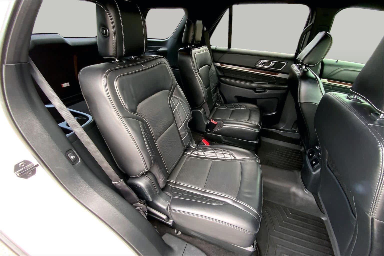 Used 2019 White Platinum Metallic Tri-Coat Ford Platinum image 20