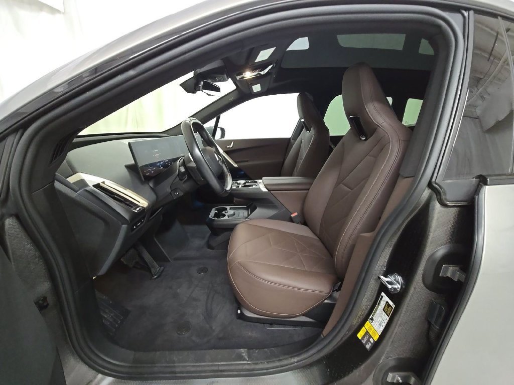 Used 2024 Gray Metallic BMW xDrive50 image 3