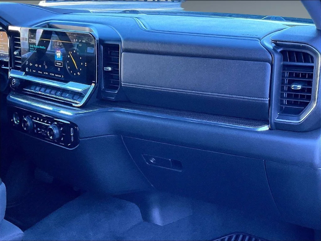 Used 2023 Black Chevrolet CrewCab 4x4 image 13