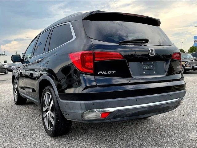 Used 2016  Honda Touring image 6
