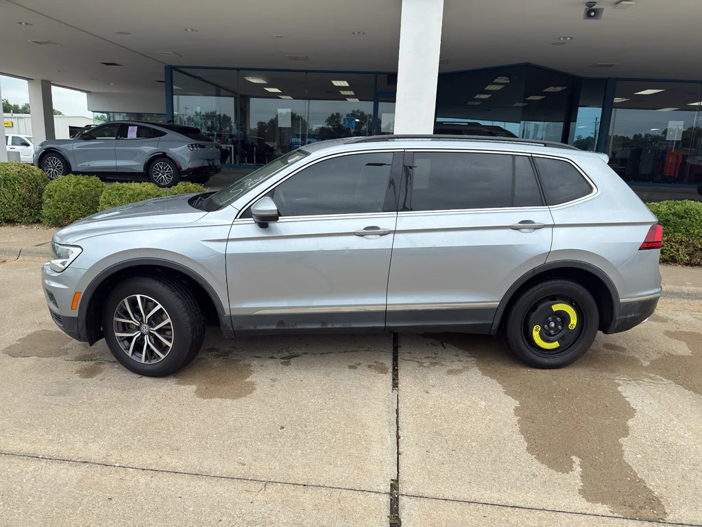 Used 2020 Pyrite Silver Metallic Volkswagen SE image 12
