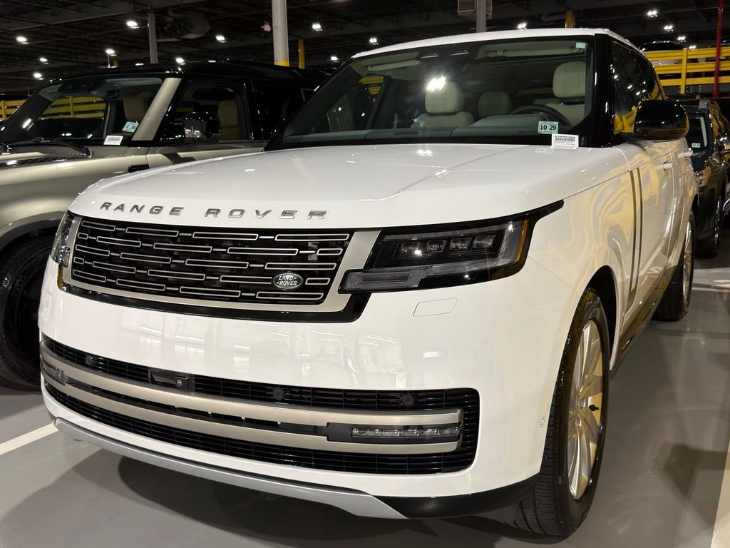 Used 2025  Land Rover SE image 1