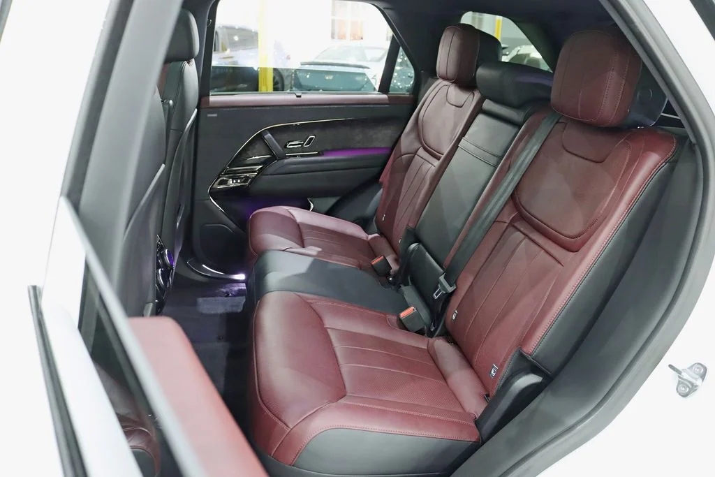 Used 2024  Land Rover Dynamic SE image 28