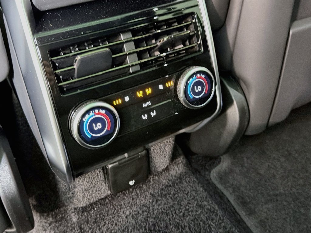 New 2027 Fuji White Land Rover SE image 27