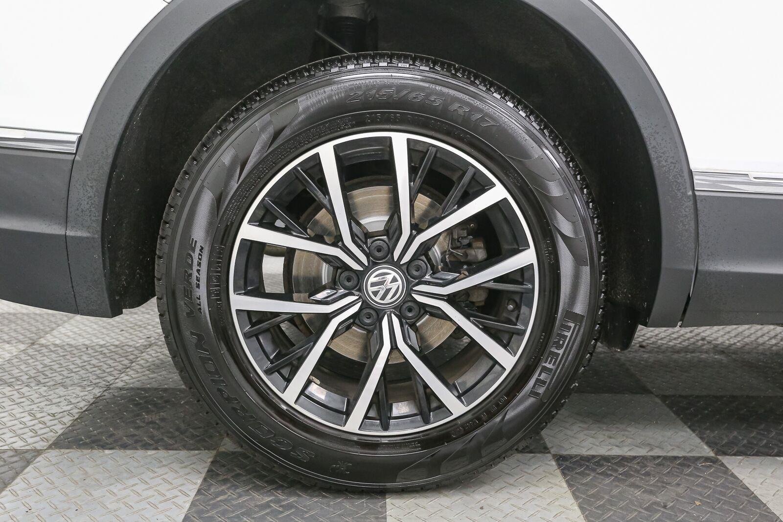 Used 2021 Pure White Volkswagen SE image 19