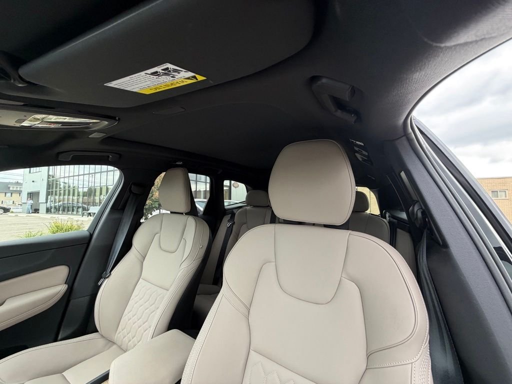 2026 Volvo XC60 Plus - Photo 9
