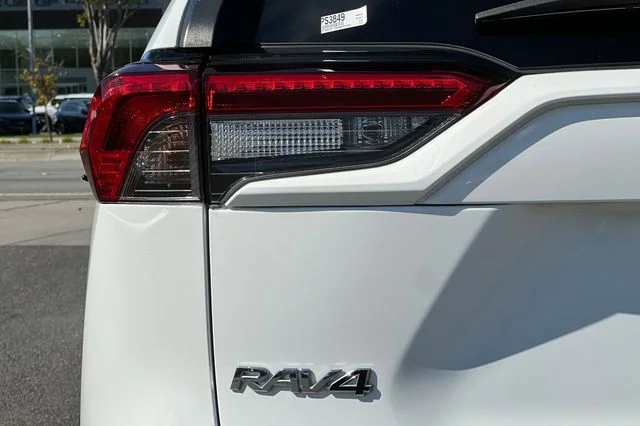 Used 2019 White Toyota XLE image 33