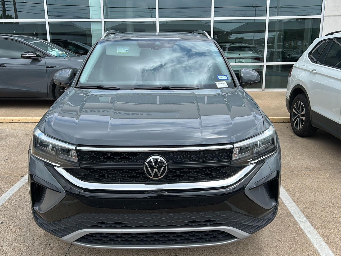 Used 2023  Volkswagen SE image 2