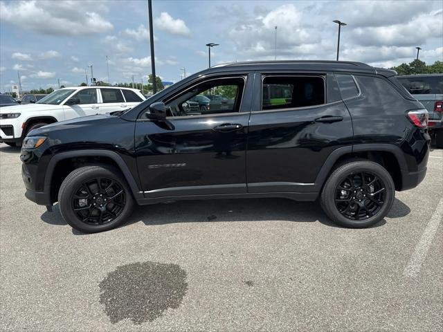 New 2026 Diamond Black Crystal Pearl-Coat Exterior Paint Jeep Latitude image 5