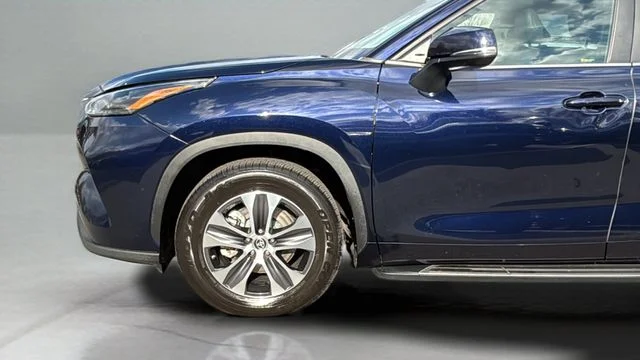 Used 2023  Toyota XLE image 35