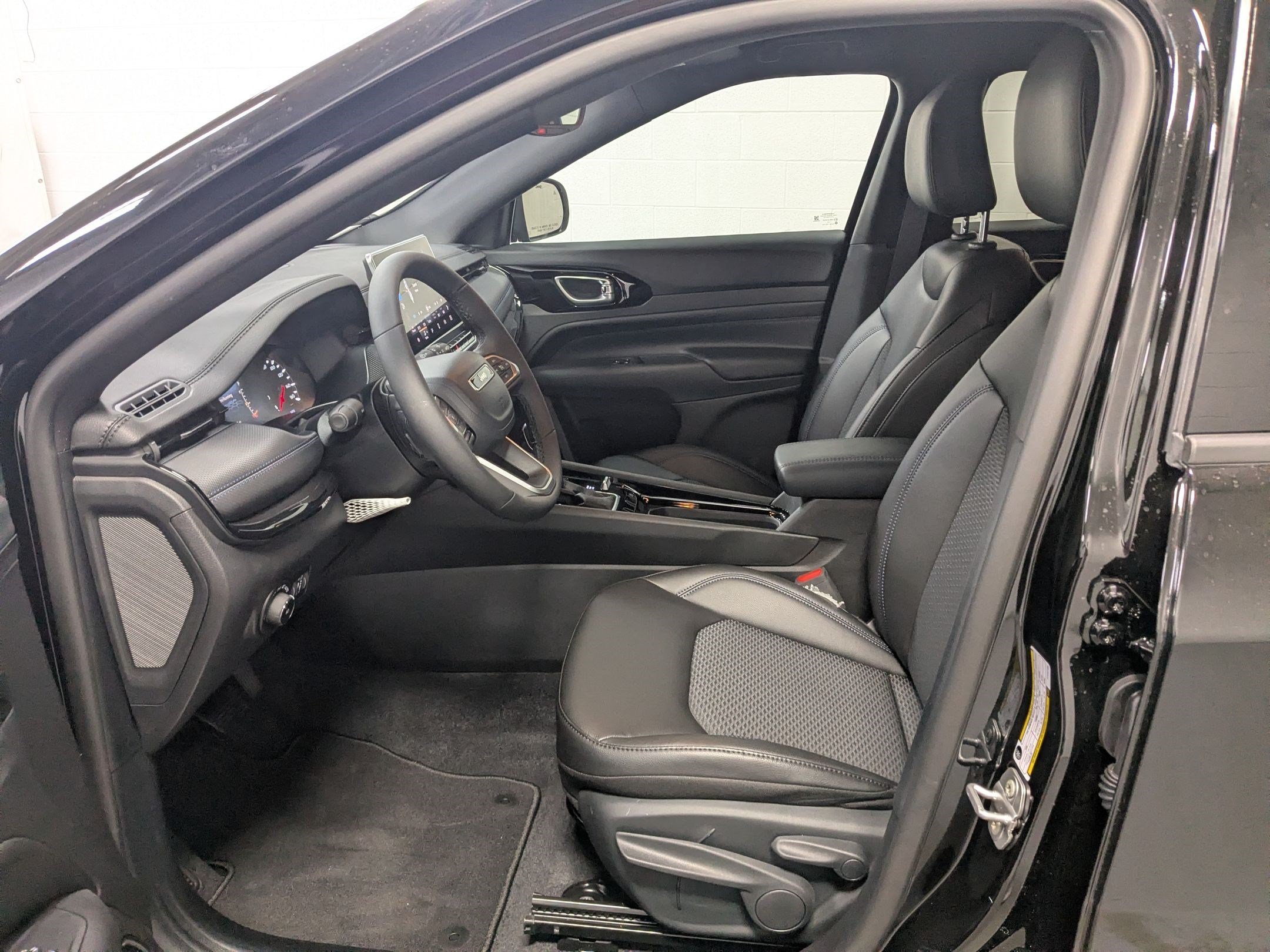 New 2026 Diamond Black Crystal Pearl-Coat Exterior Paint Jeep Latitude image 15