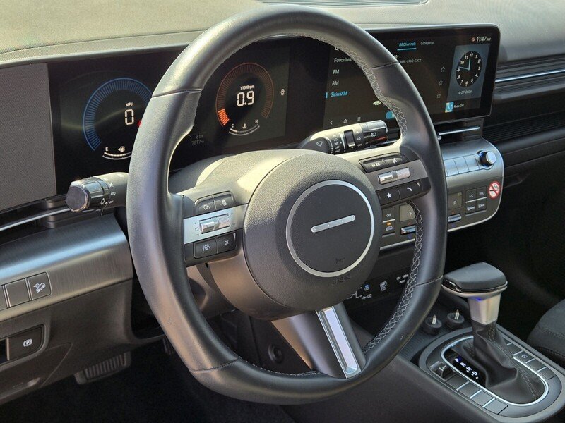 Used 2025 White HYUNDAI SEL FWD image 19