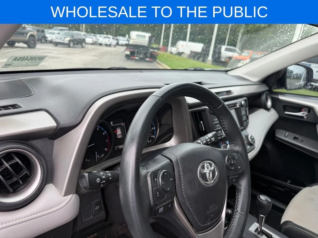 Used 2018 Silver Toyota XLE image 16