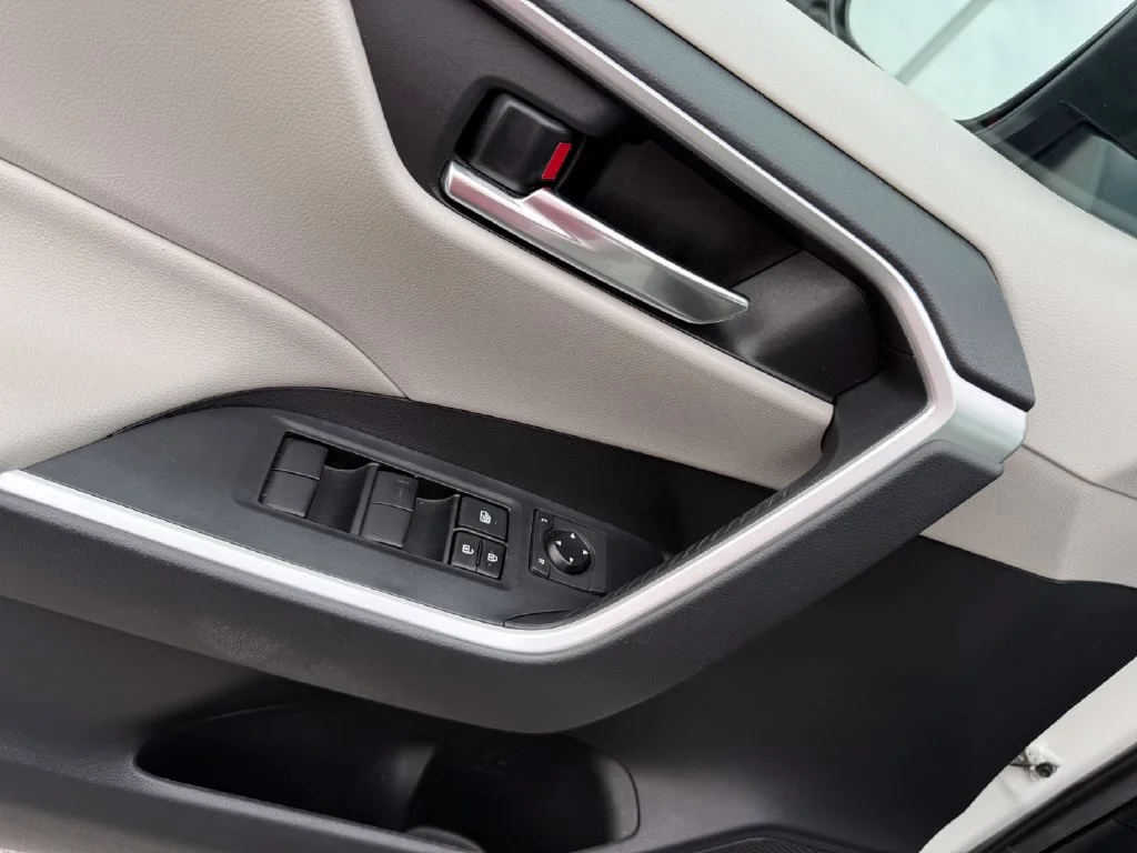 Used 2020 White Toyota XLE image 6