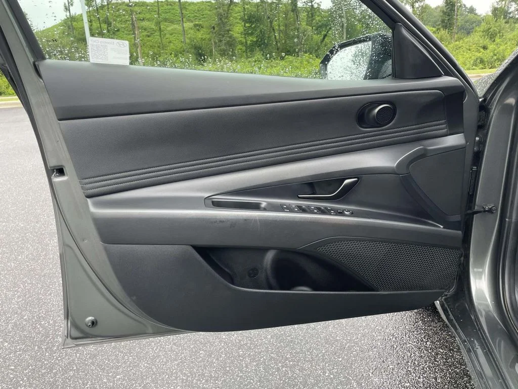Used 2025 Amazon Gray Hyundai SEL Sport image 5