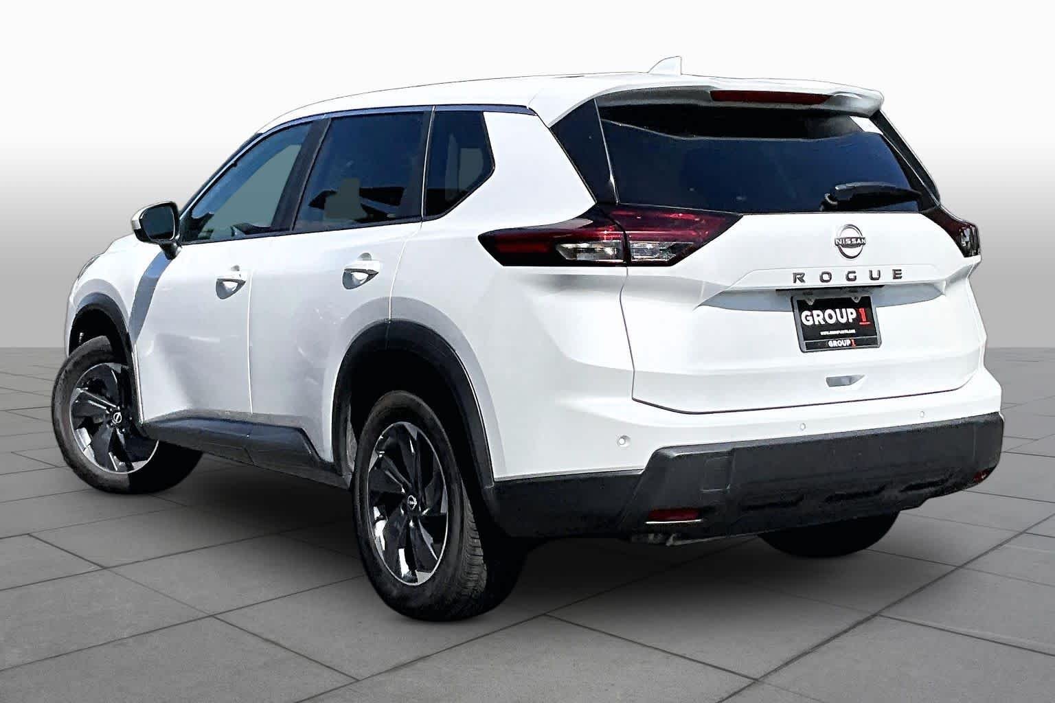 Used 2025 Everest White Pearl Nissan SV image 12