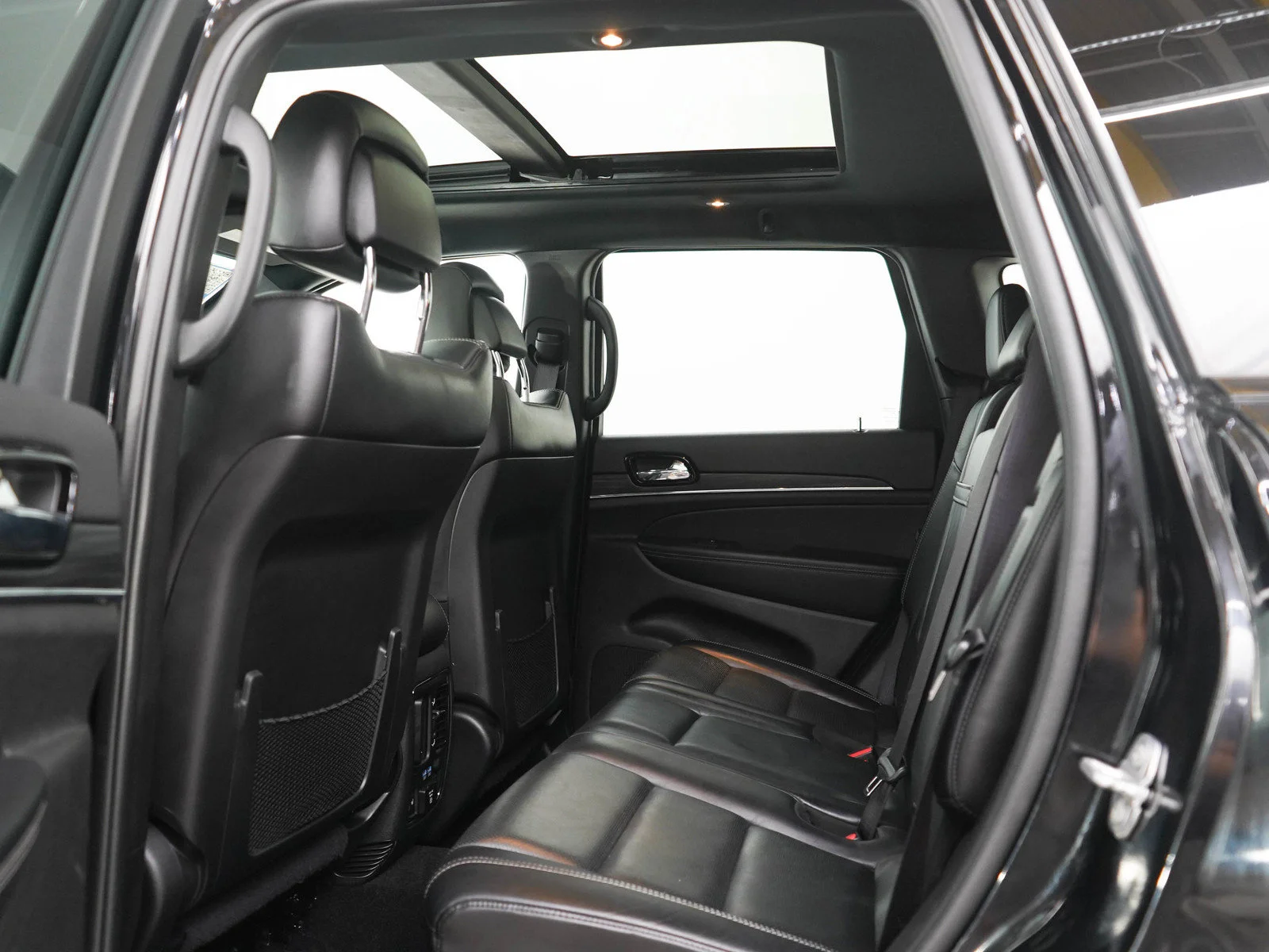Used 2021 Diamond Black Crystal Pearlcoat Jeep Limited image 18