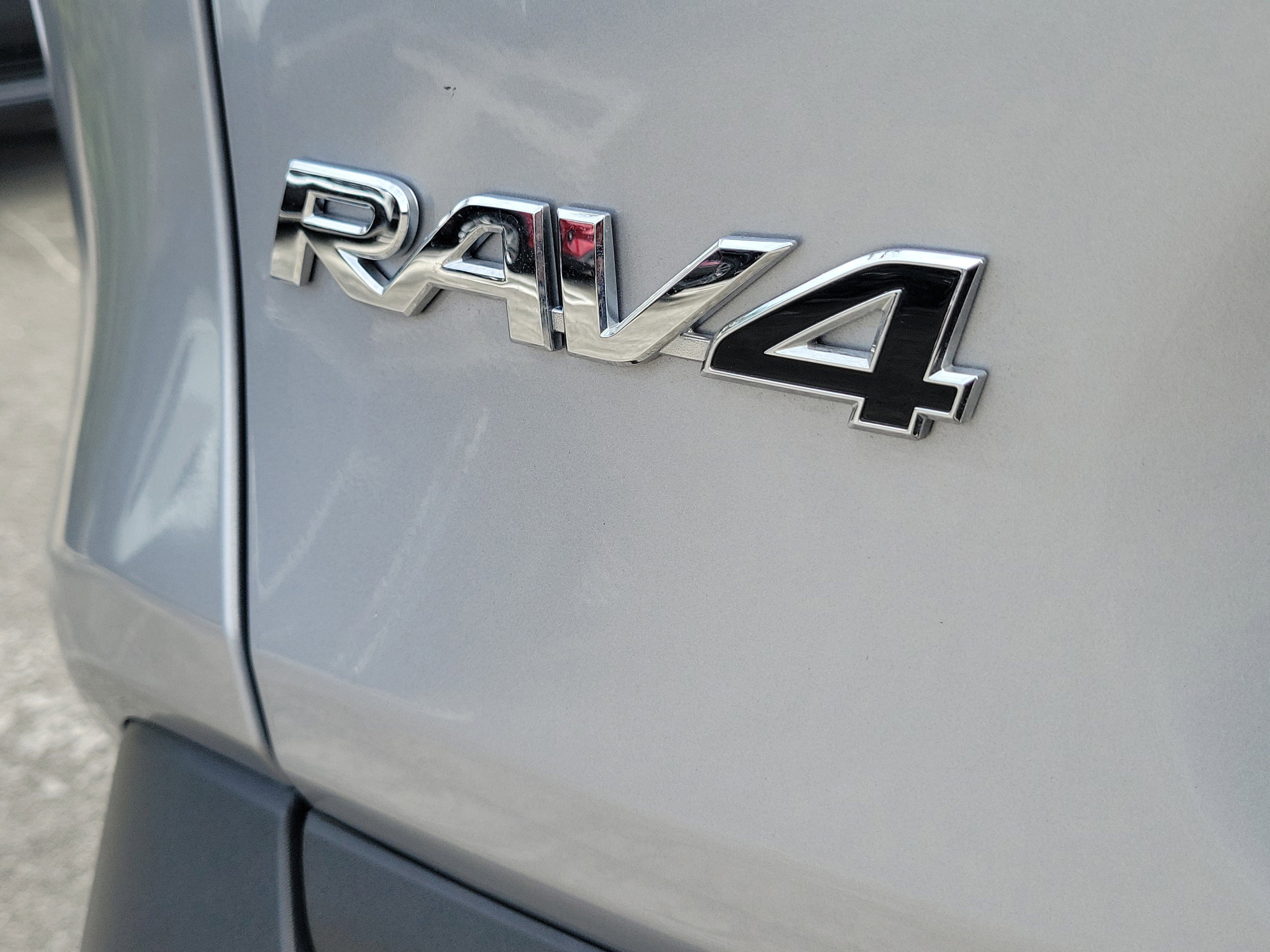 Used 2025 Silver Sky Metallic Toyota XLE image 10