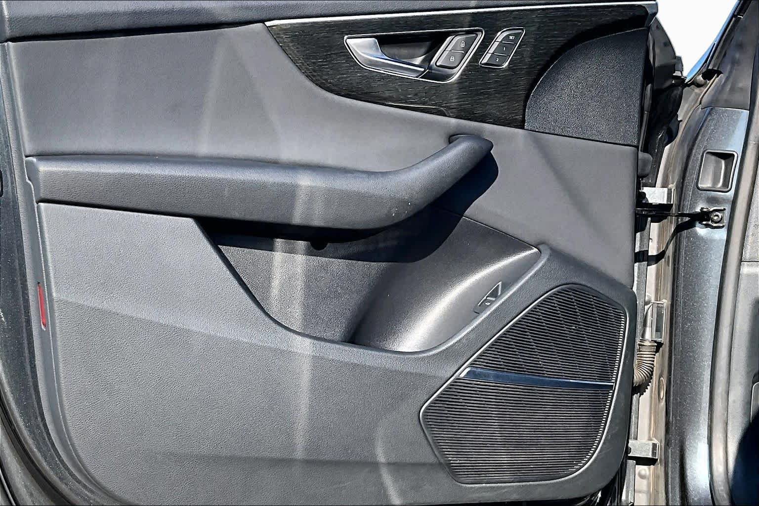 Used 2019 Daytona Gray Pearl Effect Audi Prestige image 24