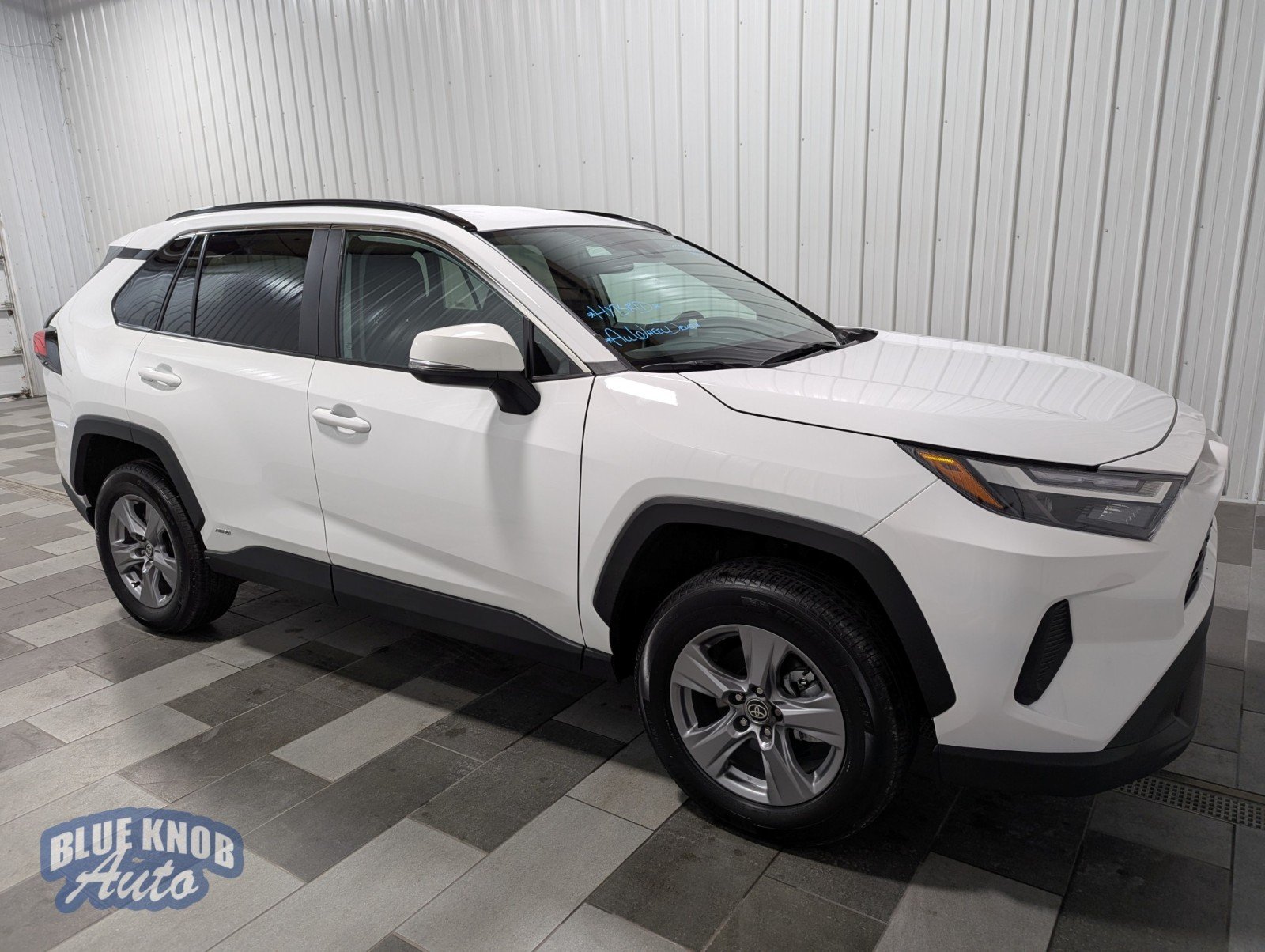 2025 Toyota RAV4 Hybrid XLE photo 2