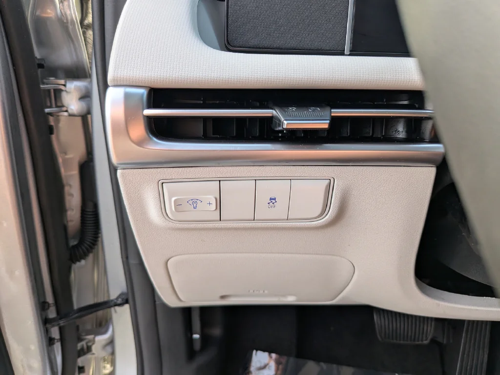 Used 2025 Silver Hyundai SE image 23