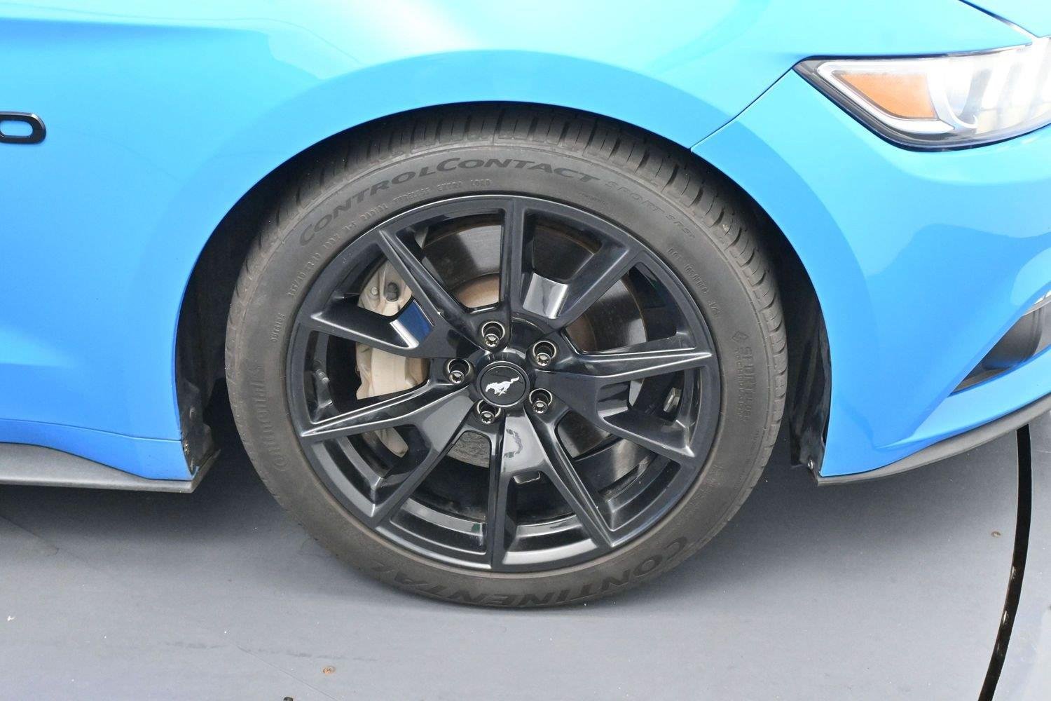 Used 2017 Grabber Blue Ford GT Premium image 31